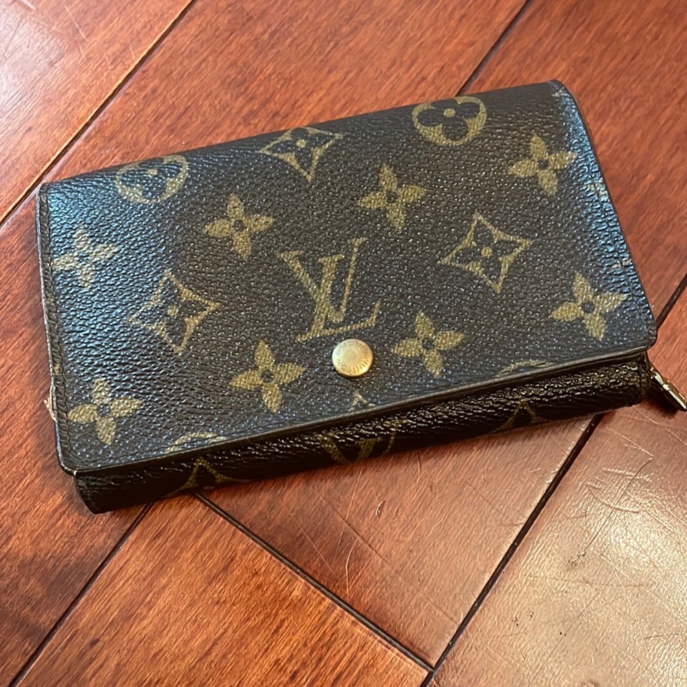 Louis Vuitton Tresor bifold authentic wallet